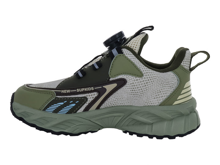 Tenis deportivos para niño color khaki con suela robusta y sistema de ajuste rápido.