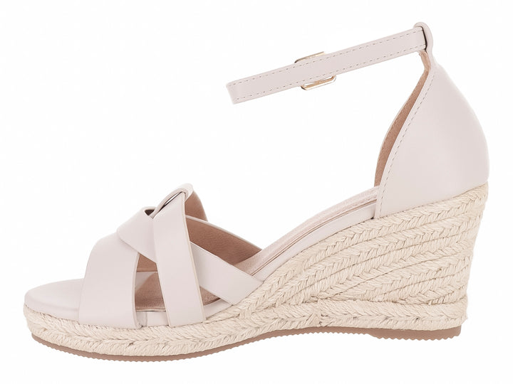Sandalia de cuña color off white con plataforma trenzada y correa al tobillo.