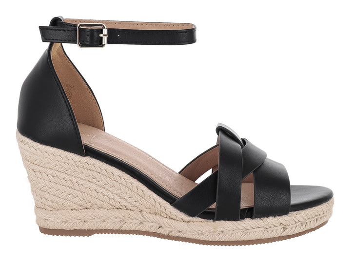 Sandalia de cuña color negro con suela de yute tejido y correa ajustable al tobillo.