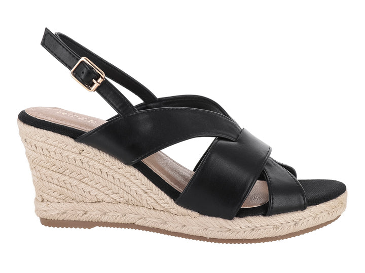 Sandalia de cuña color negro con plataforma de yute y correa ajustable con hebilla dorada.