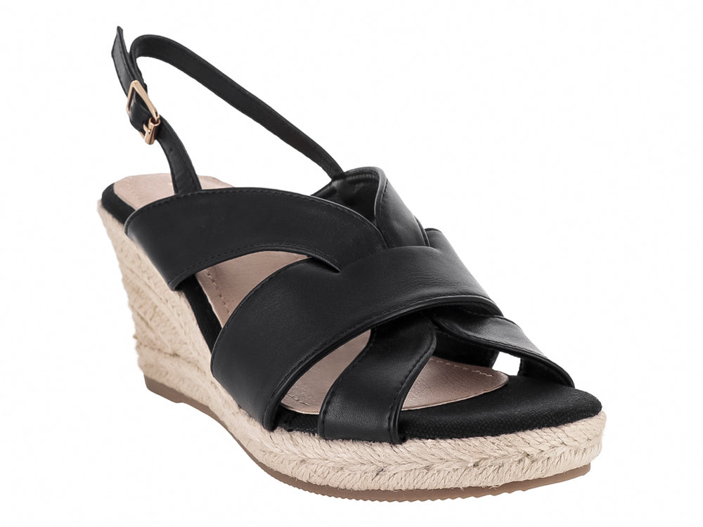Sandalia de cuña color negro con plataforma de yute y correa ajustable con hebilla dorada.