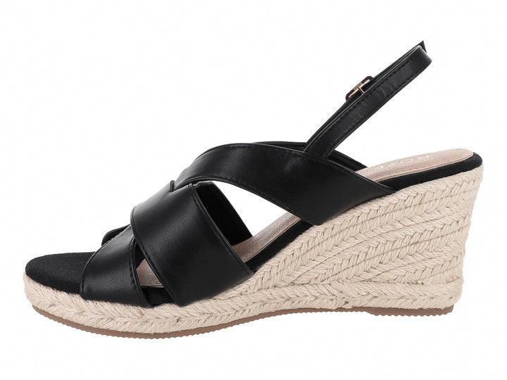 Sandalia de cuña color negro con plataforma de yute y correa ajustable con hebilla dorada.