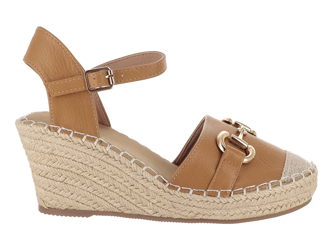 Sandalia de cuña color camel con suela de esparto y detalles de hebilla dorada.