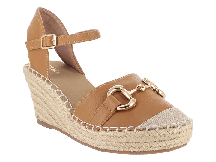 Sandalia de cuña color camel con suela de esparto y detalles de hebilla dorada.