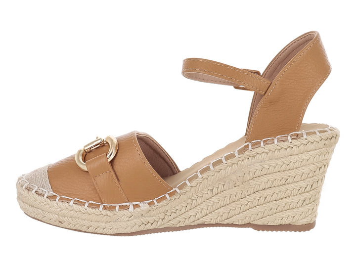Sandalia de cuña color camel con suela de esparto y detalles de hebilla dorada.