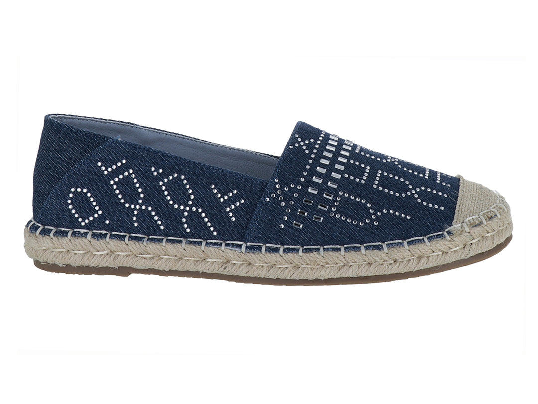 Zapato tipo alpargata color azul marino con detalles brillantes y suela de yute beige.