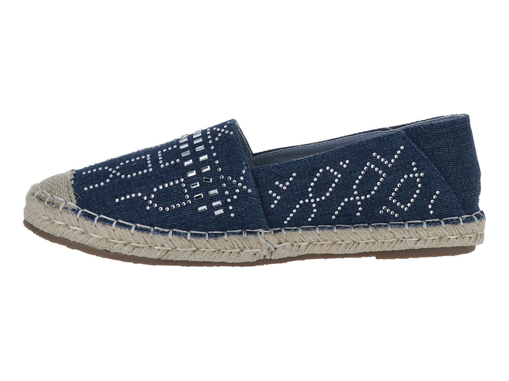 Zapato tipo alpargata color azul marino con detalles brillantes y suela de yute beige.
