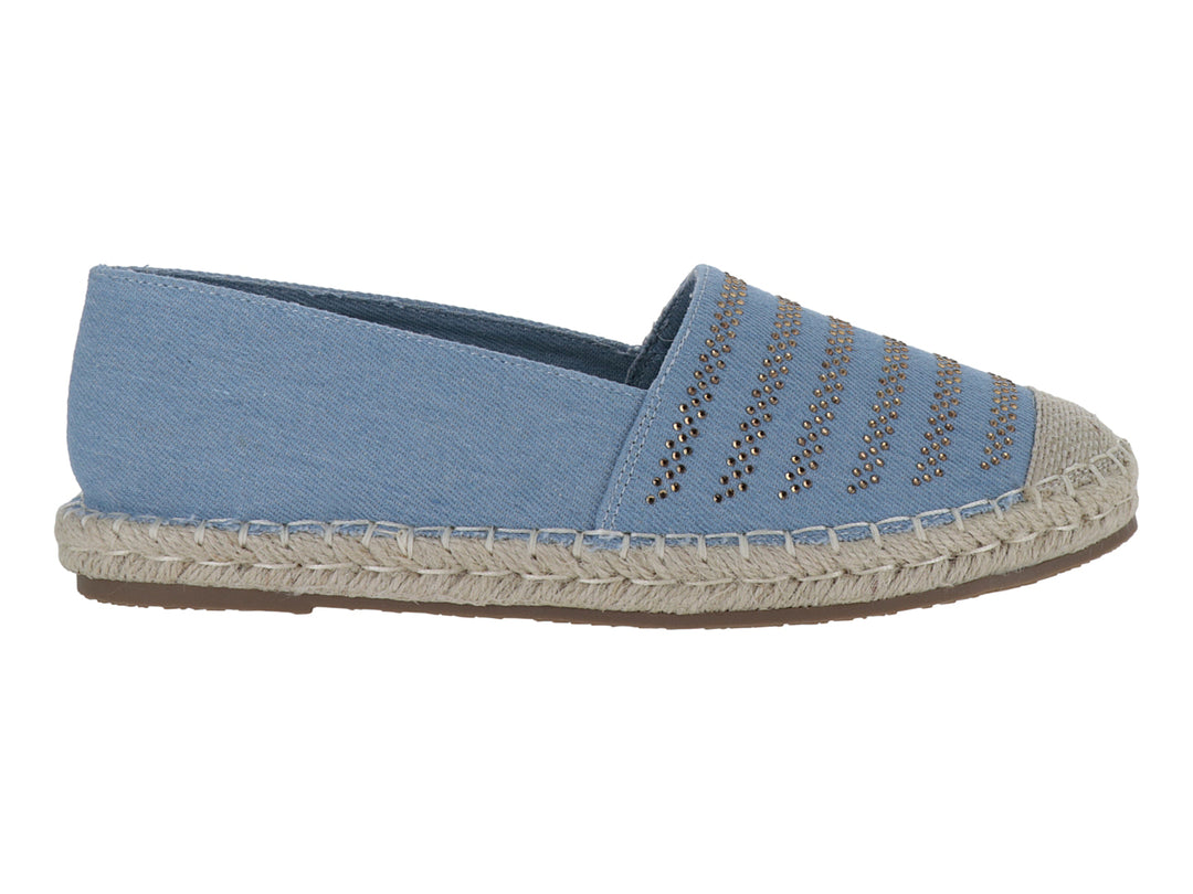 Zapato tipo alpargata color azul con suela de cuerda beige y detalles decorativos brillantes en la parte superior.