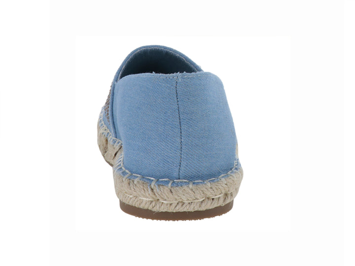 Zapato tipo alpargata color azul con suela de cuerda beige y detalles decorativos brillantes en la parte superior.