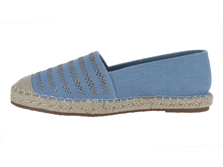 Zapato tipo alpargata color azul con suela de cuerda beige y detalles decorativos brillantes en la parte superior.