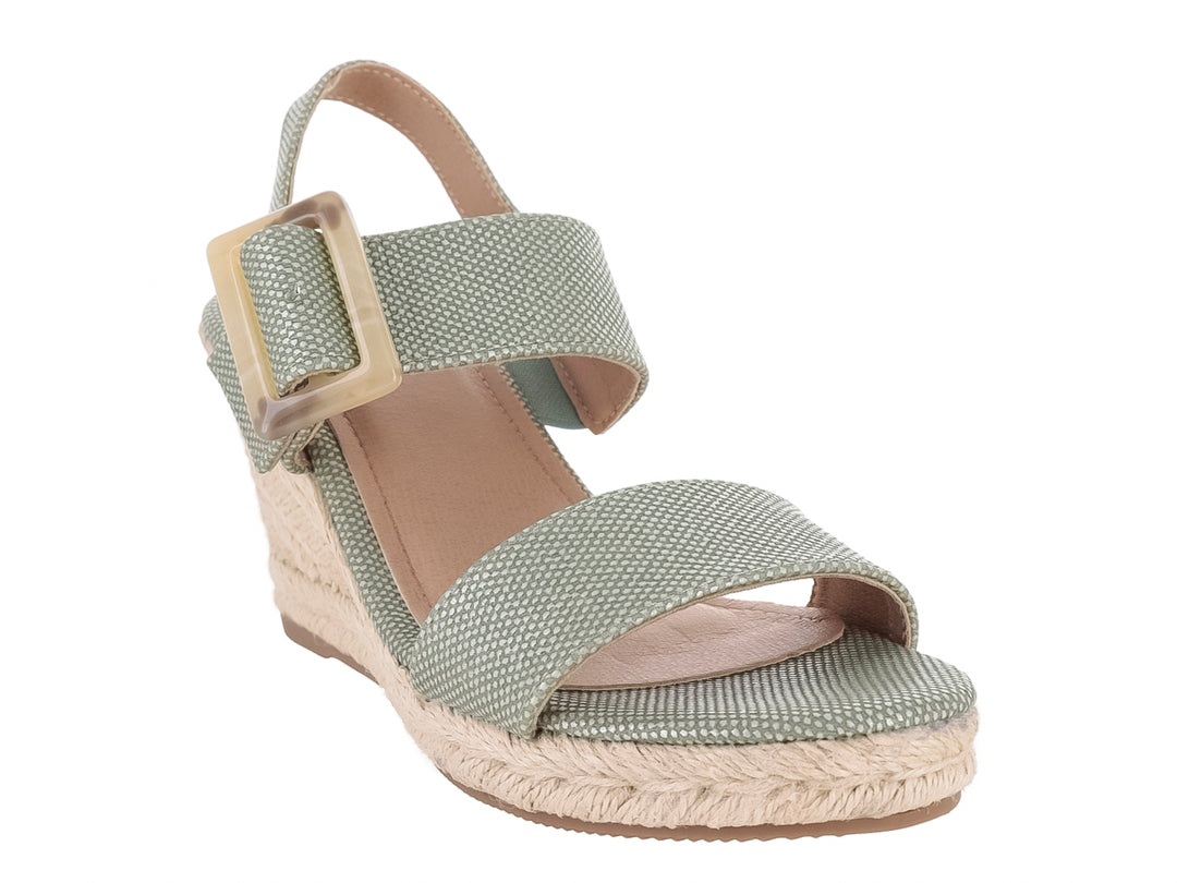 Sandalias de cuña color verde con plataforma de fibras naturales y hebilla decorativa para mujer.