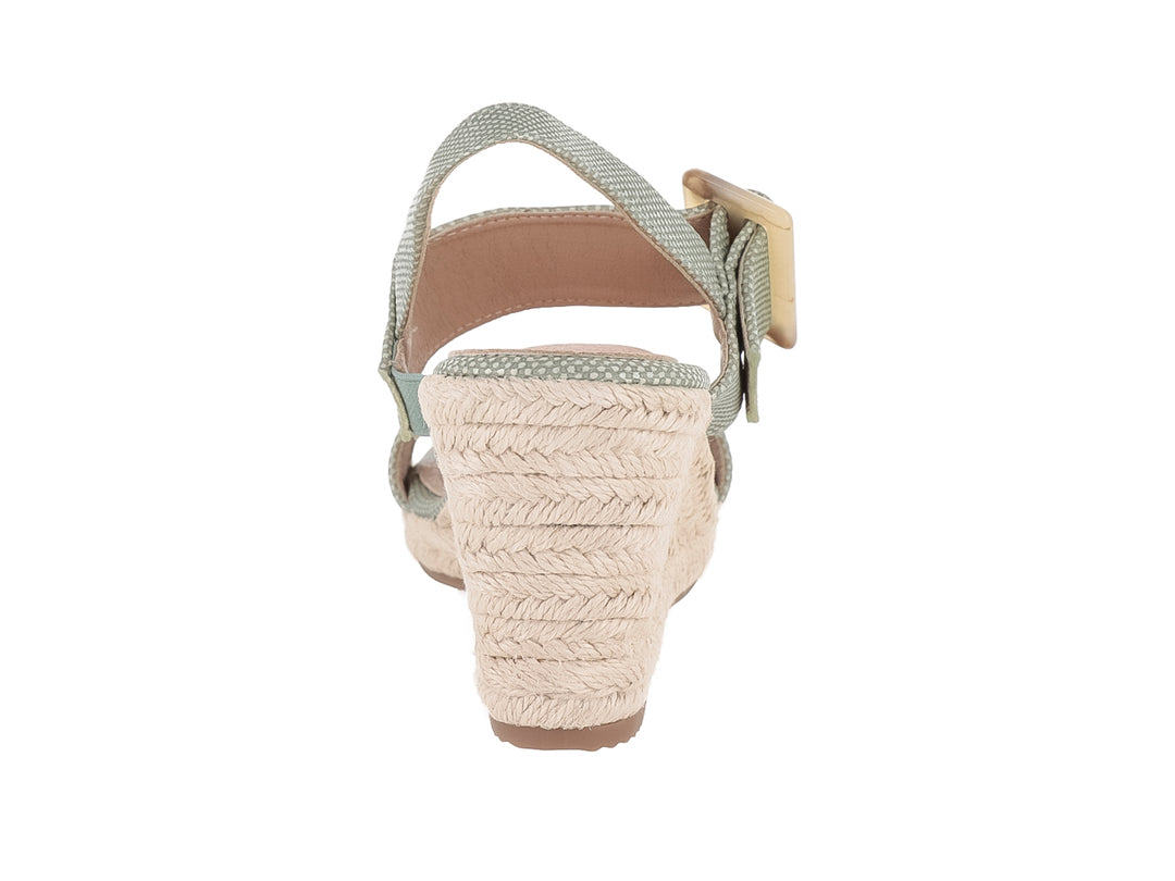 Sandalias de cuña color verde con plataforma de fibras naturales y hebilla decorativa para mujer.