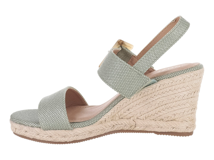 Sandalias de cuña color verde con plataforma de fibras naturales y hebilla decorativa para mujer.
