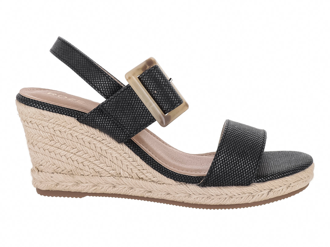 Sandalia de plataforma cuña color negro con correa ajustable y base tejida en tono beige para mujer.
