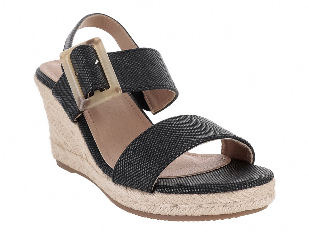 Sandalia de plataforma cuña color negro con correa ajustable y base tejida en tono beige para mujer.