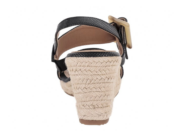 Sandalia de plataforma cuña color negro con correa ajustable y base tejida en tono beige para mujer.