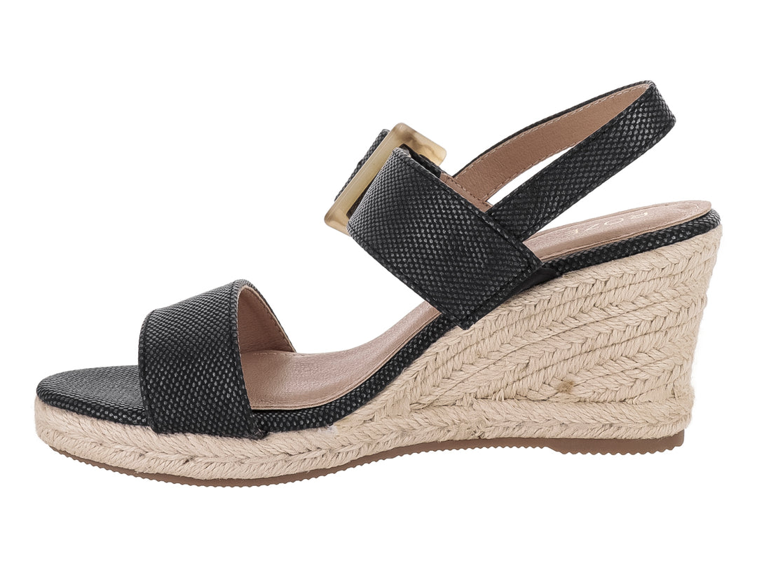 Sandalia de plataforma cuña color negro con correa ajustable y base tejida en tono beige para mujer.