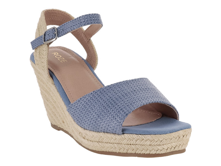 Sandalia de plataforma cuña color azul con detalles en beige y correa ajustable al tobillo.