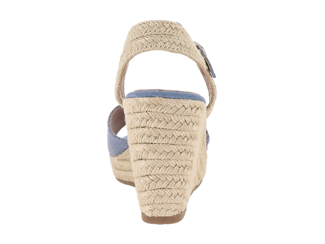Sandalia de plataforma cuña color azul con detalles en beige y correa ajustable al tobillo.