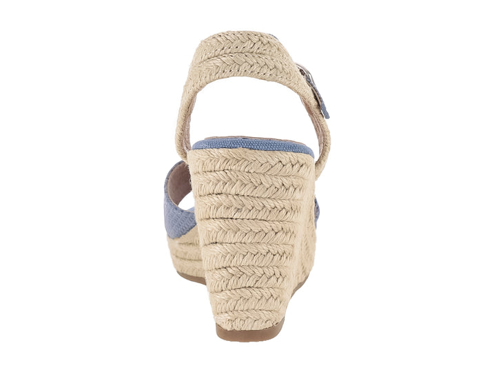 Sandalia de plataforma cuña color azul con detalles en beige y correa ajustable al tobillo.