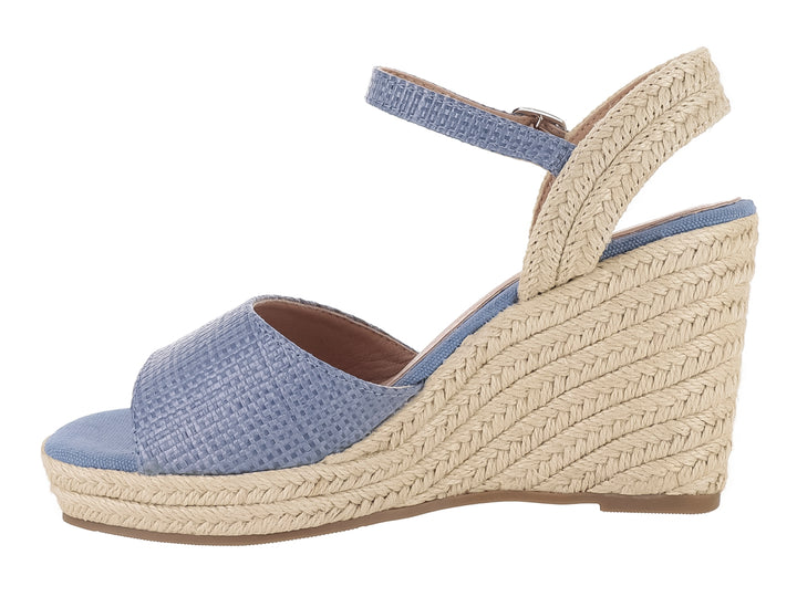 Sandalia de plataforma cuña color azul con detalles en beige y correa ajustable al tobillo.