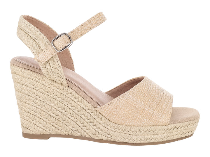 Sandalia de cuña color beige con plataforma de cuerda tejida y correa al tobillo con hebilla.