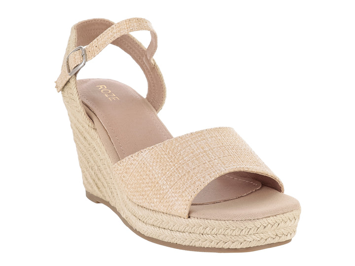 Sandalia de cuña color beige con plataforma de cuerda tejida y correa al tobillo con hebilla.