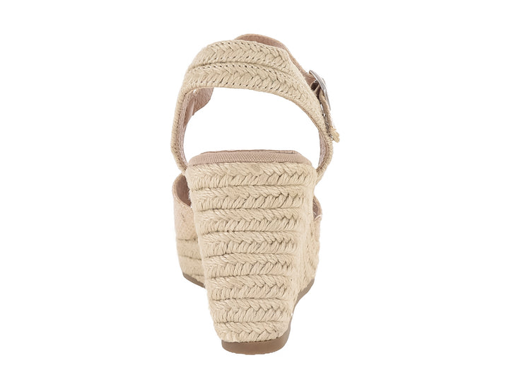 Sandalia de cuña color beige con plataforma de cuerda tejida y correa al tobillo con hebilla.