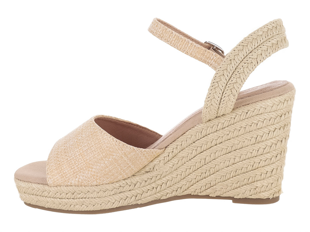 Sandalia de cuña color beige con plataforma de cuerda tejida y correa al tobillo con hebilla.