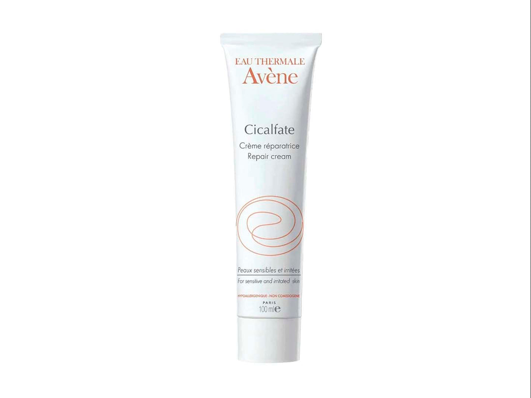 Tubo blanco de crema protectora reparadora Cicalfate+ de Avène de 100ml sobre fondo blanco.