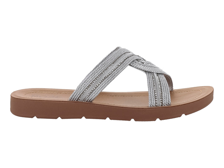Sandalias planas con tira trenzada color plata y suela color café.