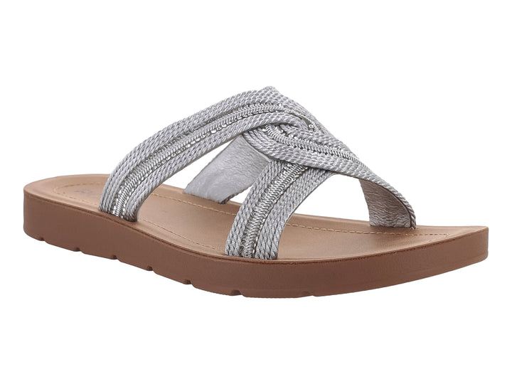 Sandalias planas con tira trenzada color plata y suela color café.