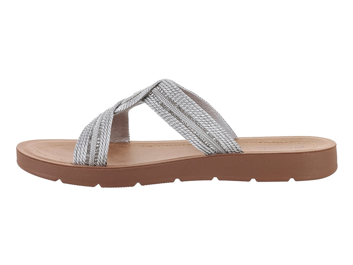 Sandalias planas con tira trenzada color plata y suela color café.