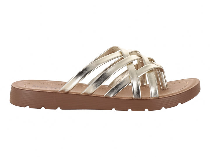 Sandalia plana para mujer en color dorado con tiras entrelazadas y suela marrón dentada.