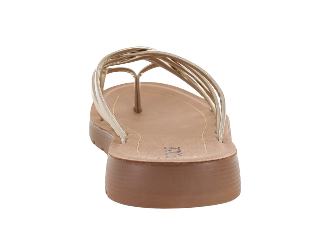 Sandalia plana para mujer en color dorado con tiras entrelazadas y suela marrón dentada.