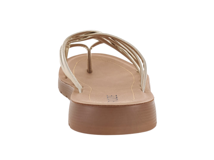 Sandalia plana para mujer en color dorado con tiras entrelazadas y suela marrón dentada.
