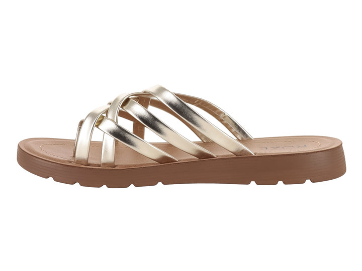 Sandalia plana para mujer en color dorado con tiras entrelazadas y suela marrón dentada.