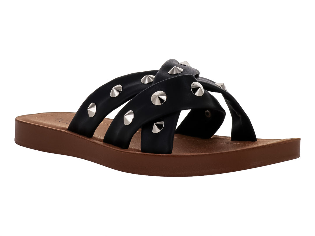 Sandalia plana negra con tachuelas plateadas y suela color marrón.