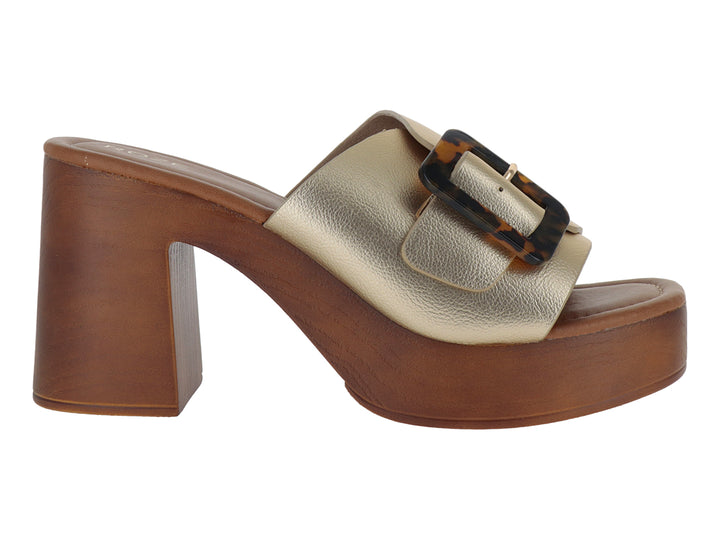 Sandalia dorada de plataforma con tacón grueso color madera y hebilla decorativa estilo carey.