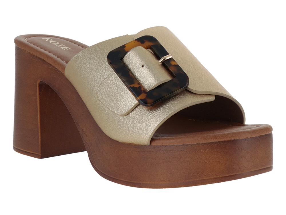 Sandalia dorada de plataforma con tacón grueso color madera y hebilla decorativa estilo carey.