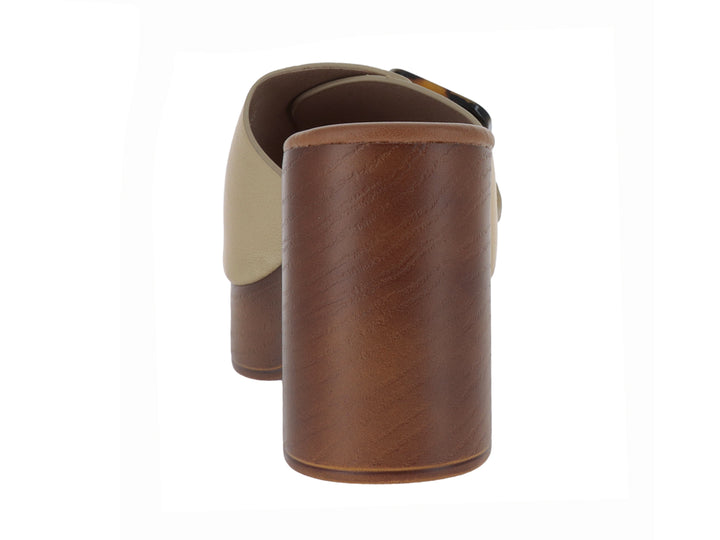 Sandalia dorada de plataforma con tacón grueso color madera y hebilla decorativa estilo carey.