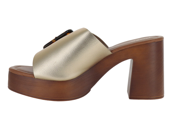 Sandalia dorada de plataforma con tacón grueso color madera y hebilla decorativa estilo carey.