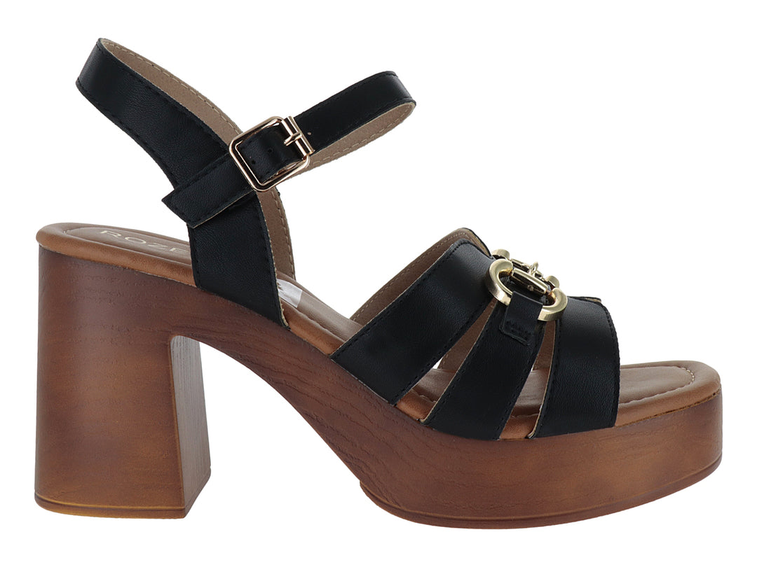Sandalia negra de plataforma con tacón grueso color café y hebilla dorada decorativa.