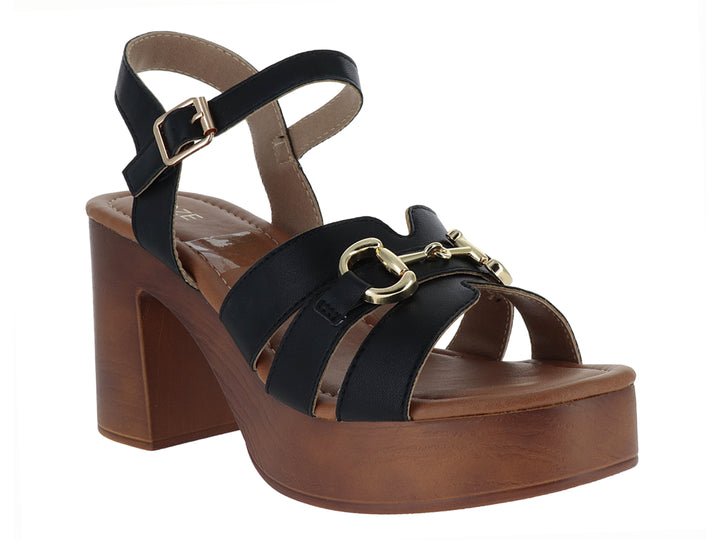 Sandalia negra de plataforma con tacón grueso color café y hebilla dorada decorativa.