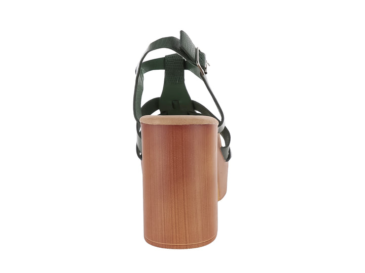Sandalia verde de plataforma con tacón grueso color café y tiras frontales con textura de piel de cocodrilo.