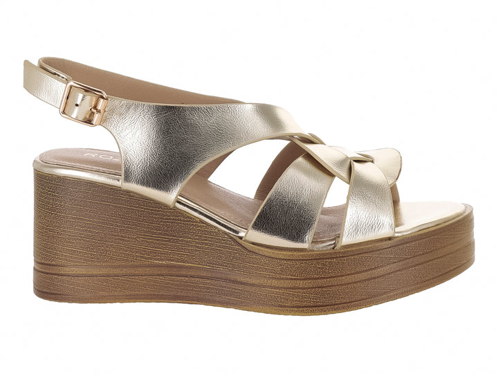 Sandalia de plataforma color dorado con correa ajustable al tobillo y acabado brillante para mujer.