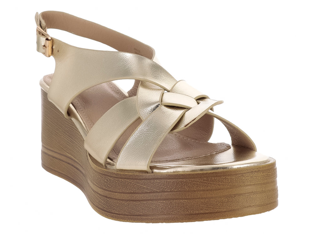 Sandalia de plataforma color dorado con correa ajustable al tobillo y acabado brillante para mujer.