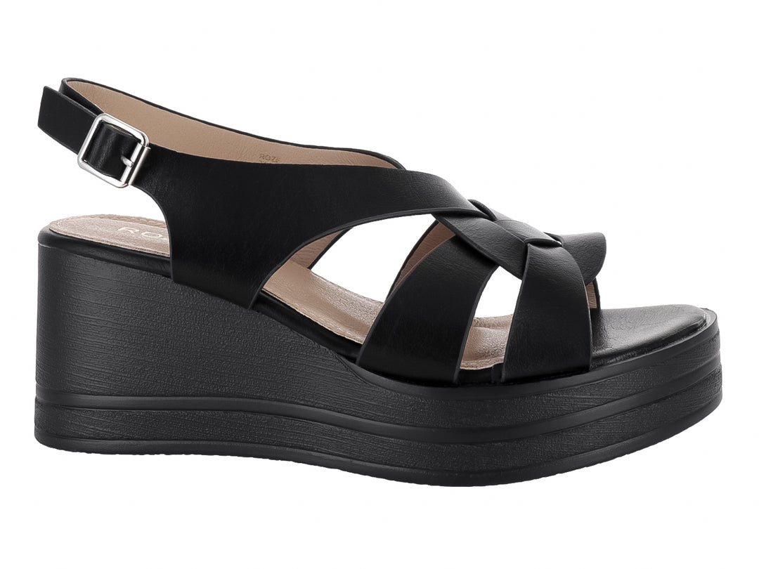 Sandalia de plataforma color negro con correas cruzadas y hebilla ajustable.