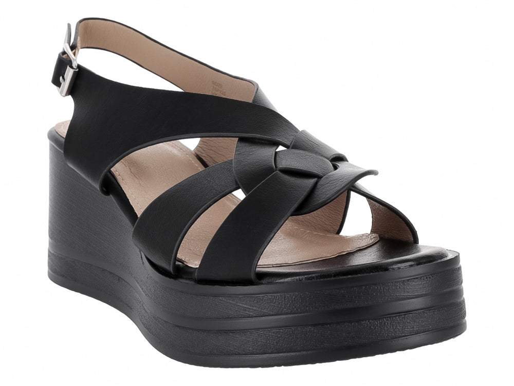 Sandalia de plataforma color negro con correas cruzadas y hebilla ajustable.
