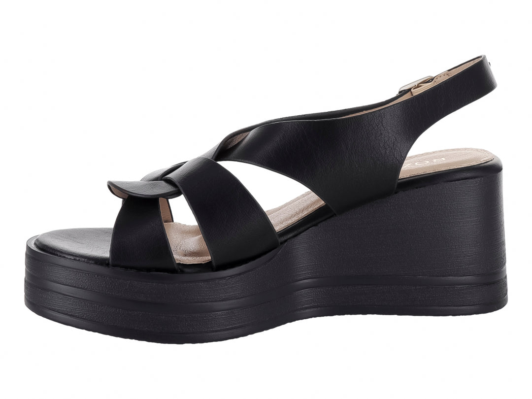 Sandalia de plataforma color negro con correas cruzadas y hebilla ajustable.
